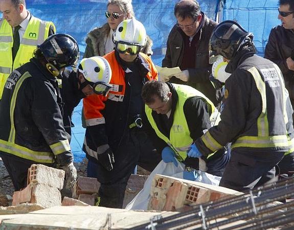 Bomberos rescatan el cuerpo sin vida del obrero fallecido en Valencia. DAMIÁN TORRES
