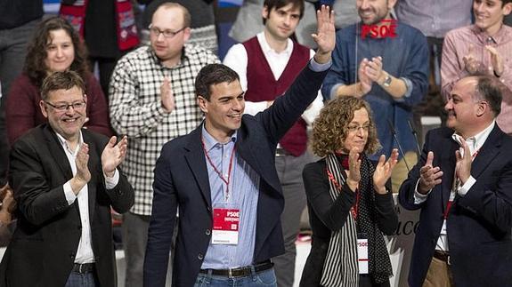 El secretario general del PSOE, Pedro Sánchez, saluda durante la conferencia autonómica. 