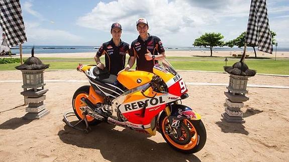 Marc Márquez y Dani Pedrosa en Bali presentando la moto.