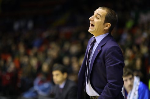 Carles Duran da instrucciones durante el partido. :: acb/b. pérez