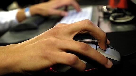 Un adolescente chino se corta una mano para superar su adicción a Internet