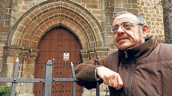 Diego Neria posa delante de la iglesia de San Esteban, en Plasencia, su ciudad natal.