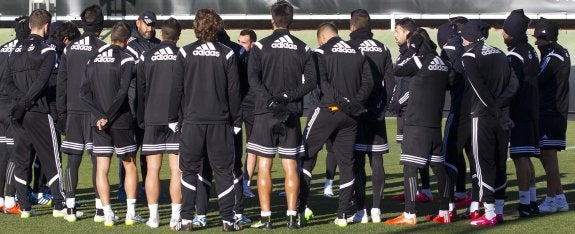 Nuno se dirige ayer por la tarde  a sus jugadores antes de la sesión  de entrenamiento que realizó  la plantilla valencianista.   :: damián torres