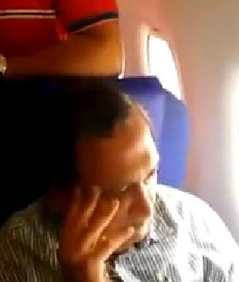 Una mujer se venga de su acosador en pleno vuelo