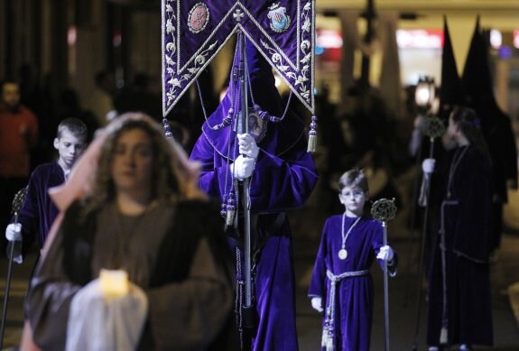 La hermandad, en una procesión. :: jesús signes