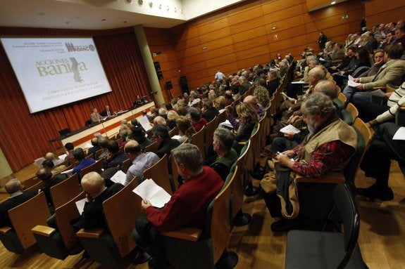 Accionistas minoritarios de Bankia, en una asamblea informativa. :: jesús signes