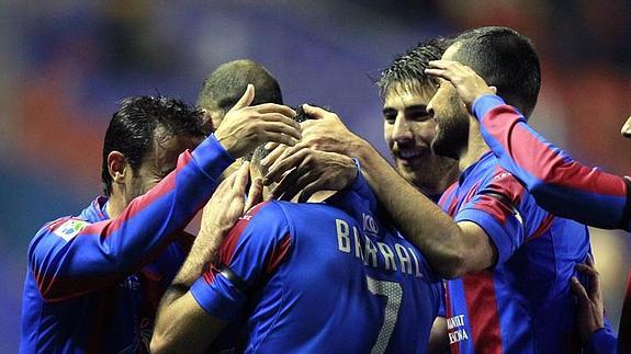 Los jugadores del Levante celebran un gol de David Barral. 