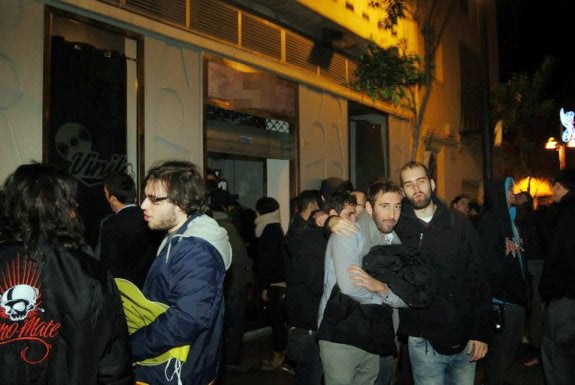 «Vomitan en la puerta de mi casa y ensucian las fachadas y el mobiliario con pintadas»