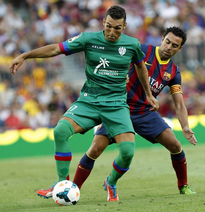 Barral ante Xavi en el último encuentro del Levante en el Camp Nou.