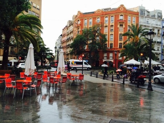 Una calle reformada de Ruzafa, donde se observa la falta de estacionamiento. :: lp