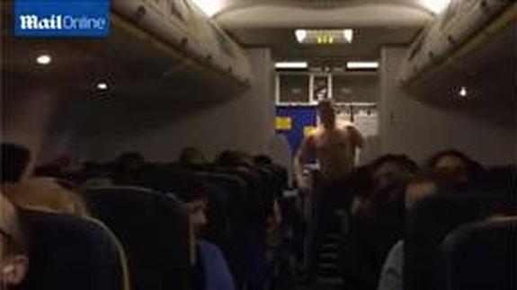 Un hombre borracho y semidesnudo obliga a desviar un vuelo de Ryanair