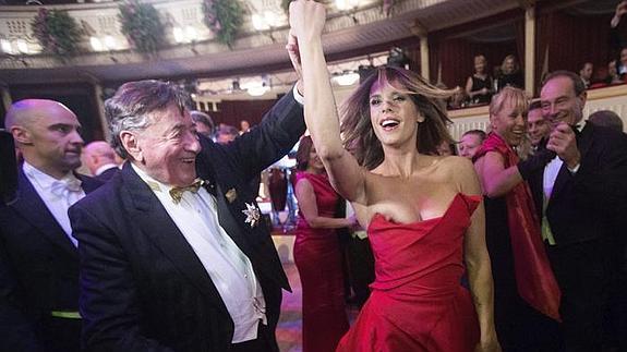 Elisabetta Canalis sufre un contratiempo mientras baila con el empresario austríaco Richard Lugner.