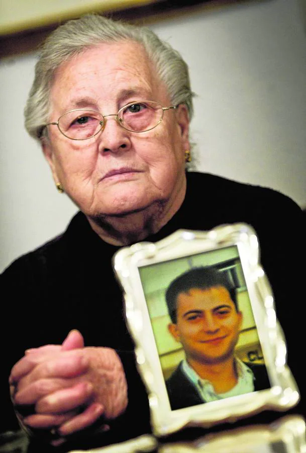 Abelia Garcés, junto a la foto de su hijo Rafael, desaparecido en 1991
