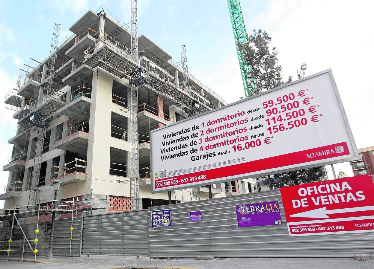 Bloque de viviendas construido por la inmobiliaria del Santander donde los pisos se están comprando sobre plano.