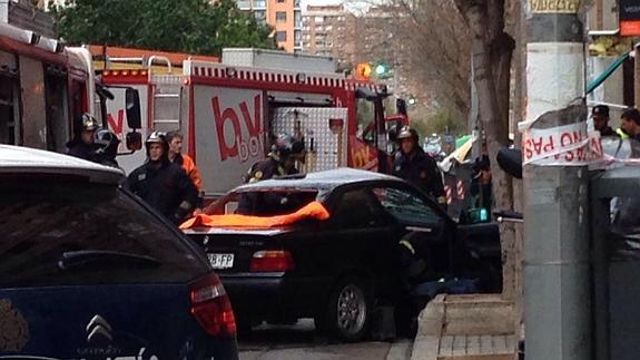 Así ha quedado el coche que ha sufrido un accidente en la avenida Instituto Obrero. 