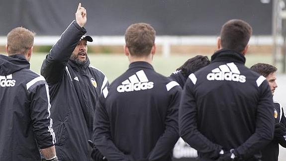 Nuno dirige el entrenamiento del Valencia CF.