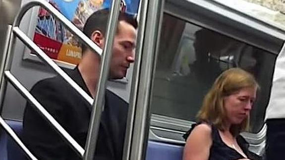 El actor Keanu Reeves en el metro de Nueva York.