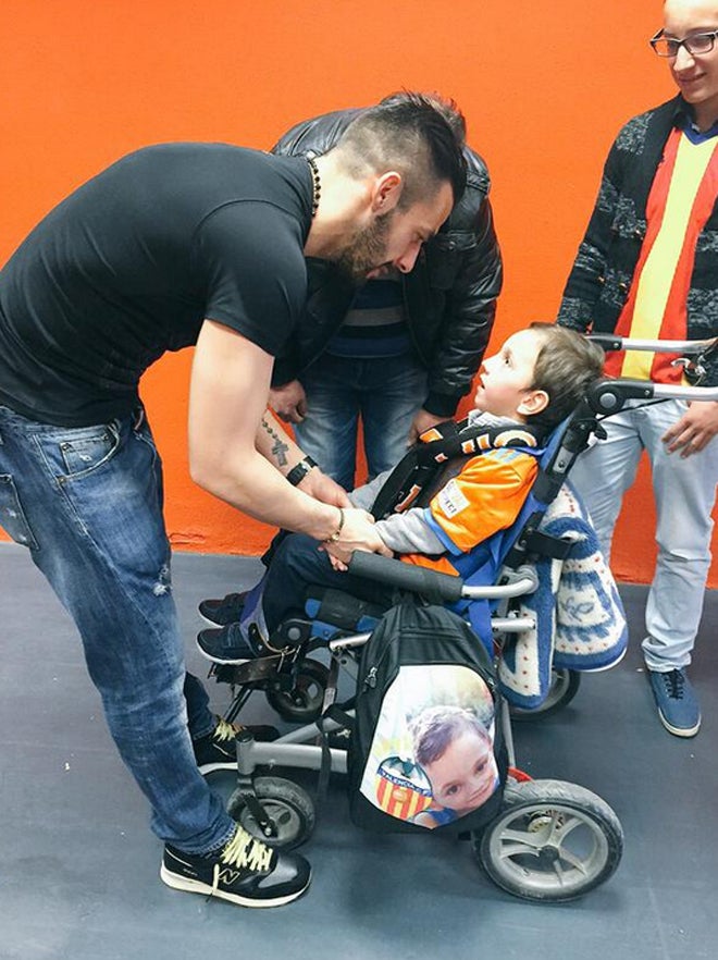 Álvaro Negredo saluda a David Colomer en Mestalla.