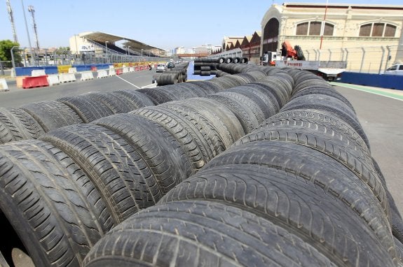 Decenas de neumáticos apilados junto al circuito  urbano Fórmula 1  de Valencia. :: j. monzó