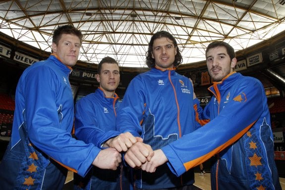 Harangody, Nedovic, Loncar y Vives posan para LAS PROVINCIAS en la Fonteta antes de viajar a Las Palmas.