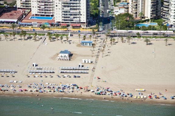 Vista aérea de uno de los chiringuitos de la playa de Gandia. :: lp