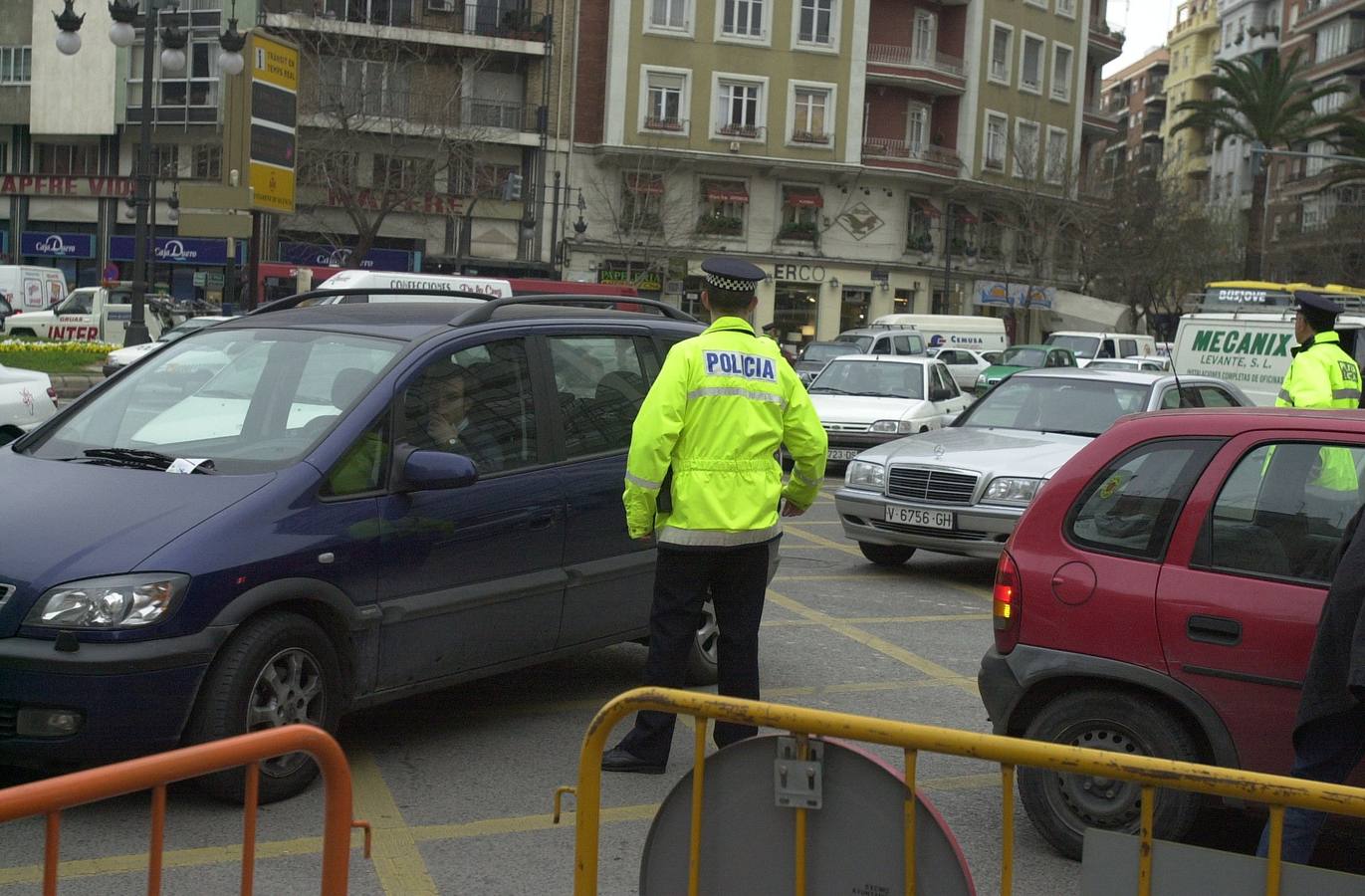 Policías organizando el tráfico en Fallas.