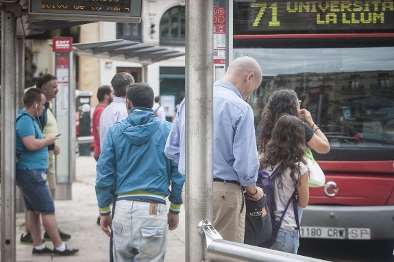 Usuarios en una parada de la EMT, en una imagen de archivo. :: jesús montañana