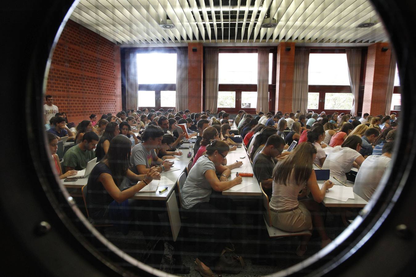 Alumnos en un aula de la Universitat de València.