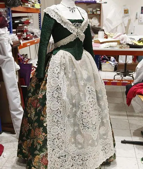 El vestido que llevó la fallera mayor, Estefanía López, en el acto de la crida.