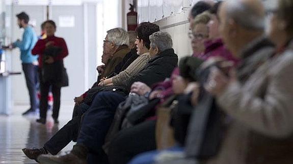 Pacientes en la sala de espera de un Hospital.