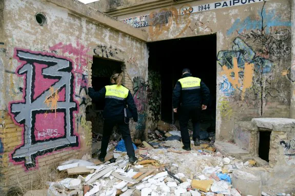 Dos agentes de la Policía Local, en una instalación abandonada del término. :: lp