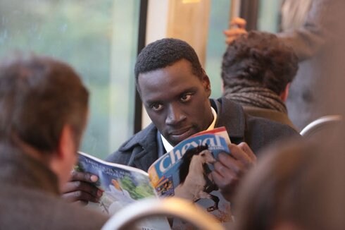 Omar Sy da vida en la película a un emigrante senegalés. :: lp