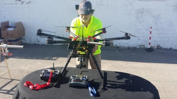 Un técnico de la contrata municipal manipula el dron, ayer en la Albufera. :: lp