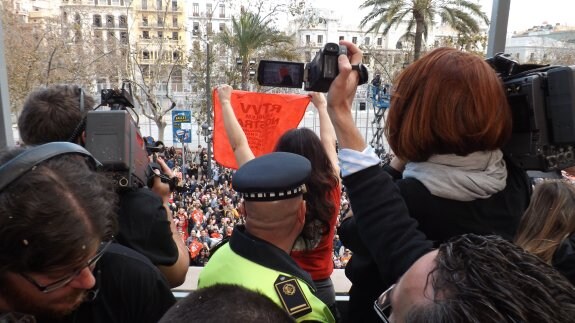 Altercado. Invitada del grupo Compromís exhibe uno de los petos de protesta de trabajadores de RTVV. :: lp