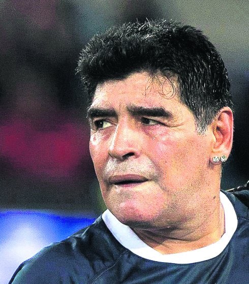Maradona, con los labios pintados y operados (izq.). :: reuters 