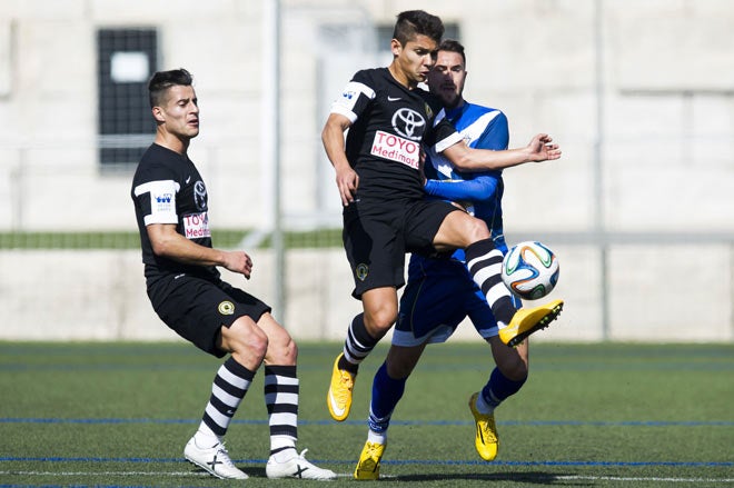 Jugadores de Badalona y Hércules en un encuentro de esta temporada.