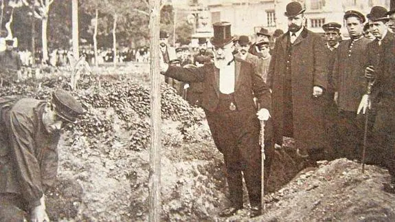 El que fuera alcalde de Valencia, José Sanchis Bergón, planta árboles en la plaza.