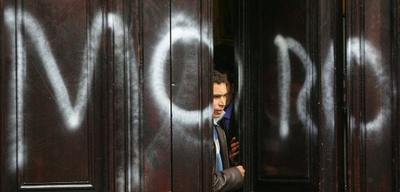 Pintada xenófoba en el consulado de Marruecos en Valencia, un tiempo después del 11-M. 