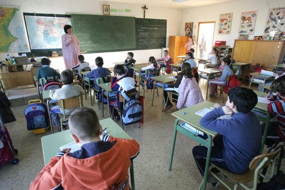 Alumnos asisten a clase en un colegio de Valencia. :: lp