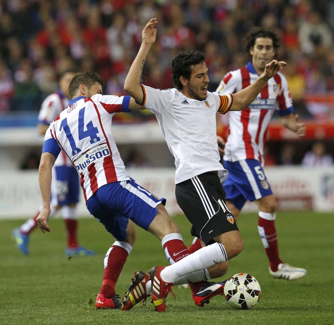 Dani Parejo recibe la entrada de Gabi en el encuentro disputado en el Vicente Calderón.