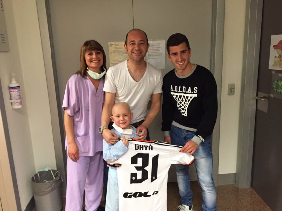 Dani muestra la camiseta que le regaló Gayà junto a su padres, Sandra y José, ayer en La Fe.