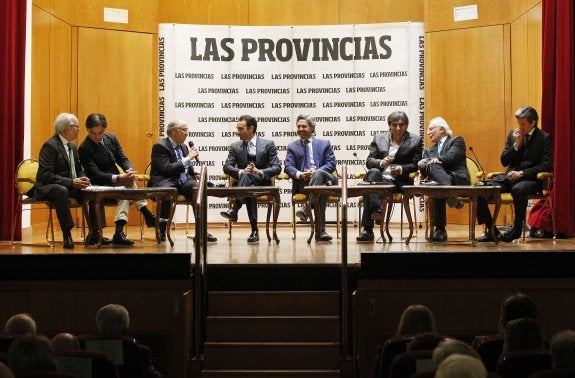 José Luis Benlloch, Nacho Lloret, Pedro Toledano, Enrique Ponce, Isidro Prieto, Agustín Díaz Yanes, Fernando Carbonell y José Manuel Montoliu, en el acto. :: jesús signes