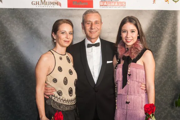 El presidente de Convento, Santiago Ballester, acompañado de Toya García y Marta Ballester. :: j.m.