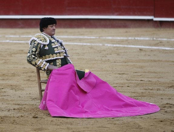 Prueba del arrojo de El Soro fue su recibo a portagayola sentado en una silla. :: txema rodriguez