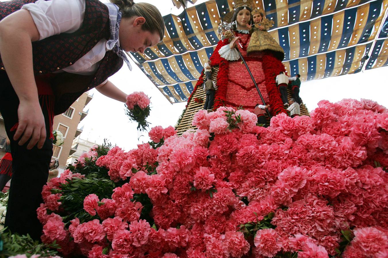 Fallas 2015: Más de 100.000 personas participan desde este martes en la ofrenda