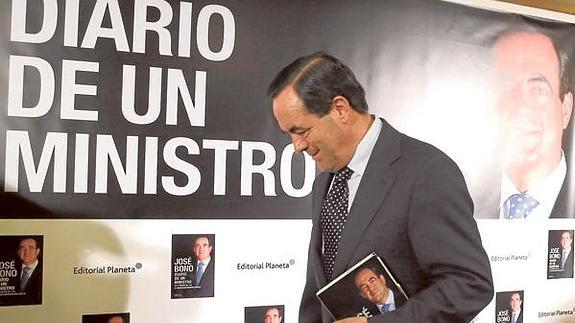 El exministro de Defensa José Bono, en la presentación de su segundo libro.