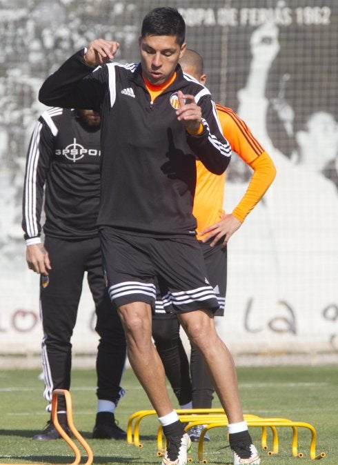 Enzo, en un entrenamiento con el Valencia. :: damián torres