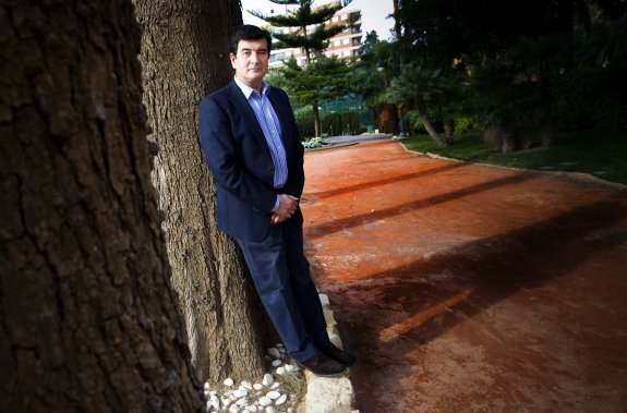 Fernando Giner, economista y precandidato a las primarias de Ciudadanos a la alcaldía de Valencia, en los Viveros. :: damián torres