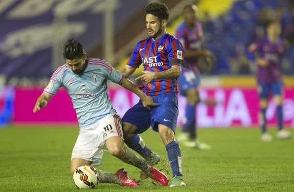 Rubén, que ayer fue titular ante el Celta, presiona en una jugada a Nolito.