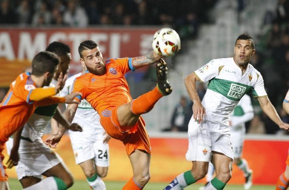 Otamendi despeja un balón en un lance del Elche-Valencia disputado en el Martínez Valero. :: efe/morell